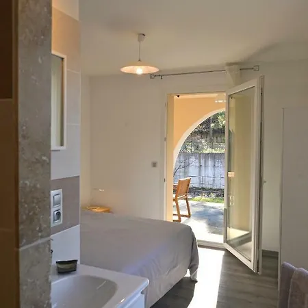 Holiday home Maison Au Bord De La Riviere Provence Mazan