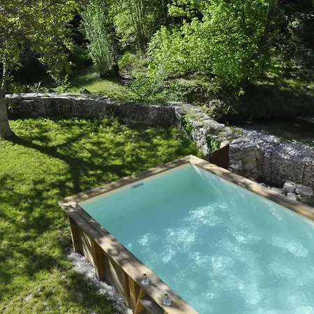 Holiday home Maison Au Bord De La Riviere Provence Mazan