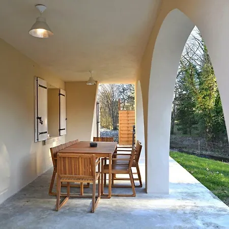 Holiday home Maison Au Bord De La Riviere Provence Mazan