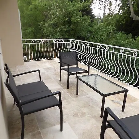 Holiday home Maison Au Bord De La Riviere Provence Mazan